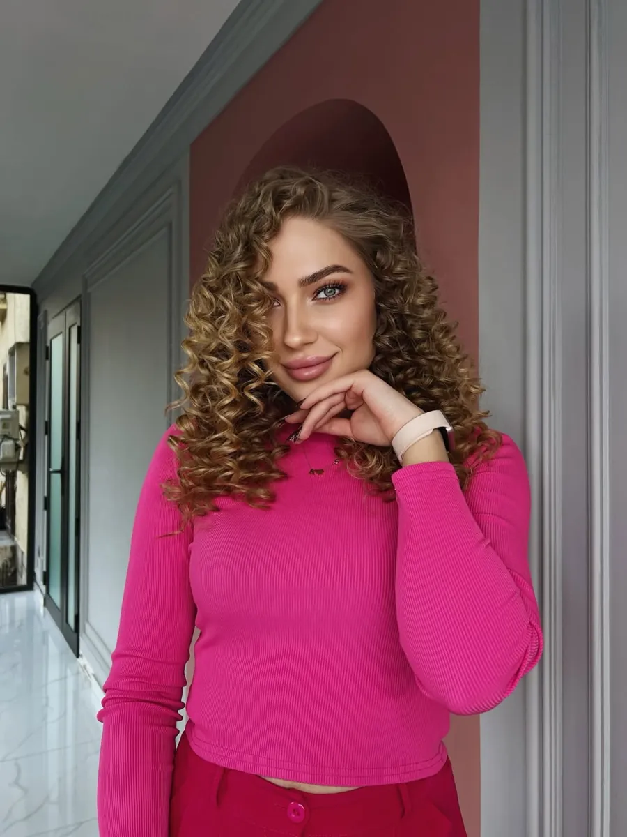 Styling: voluminous curls