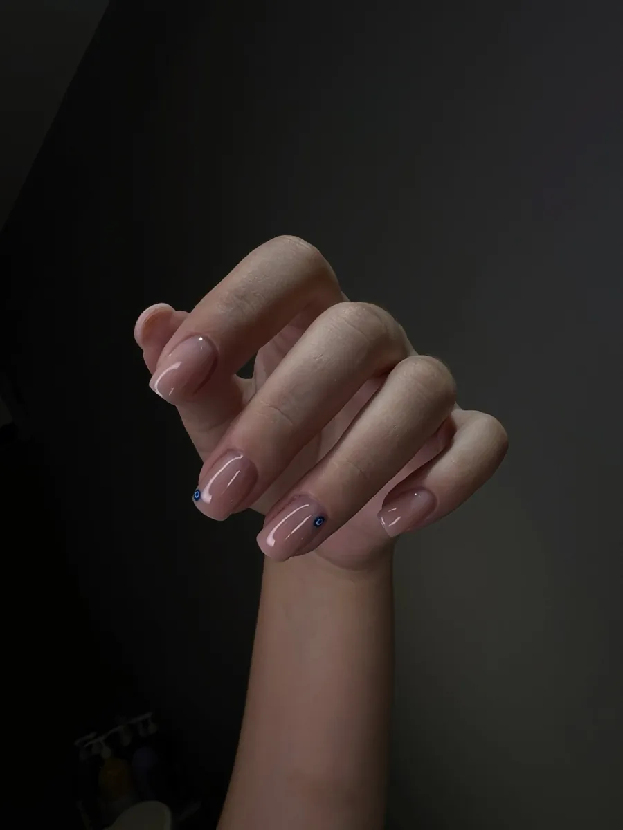 Nude manicure with a minimalist design